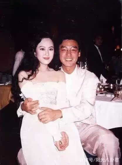 鍾鎮濤4個兒女曝光,前妻生的兩個顏值差別大,兒子比68歲爸還老~