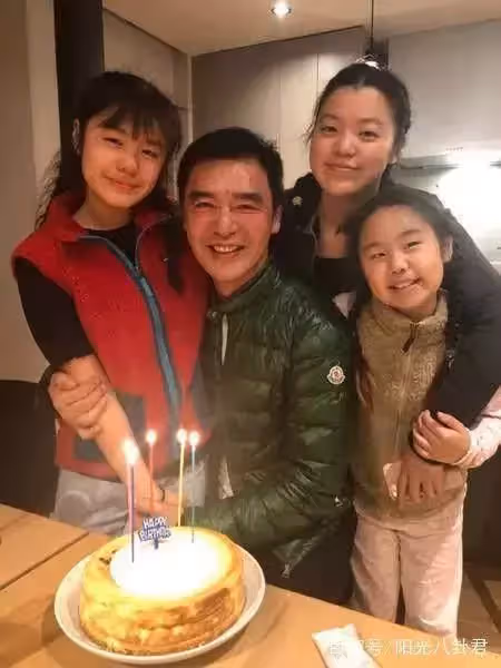 鍾鎮濤4個兒女曝光，前妻生的兩個顏值差別大，兒子比68歲爸還老～