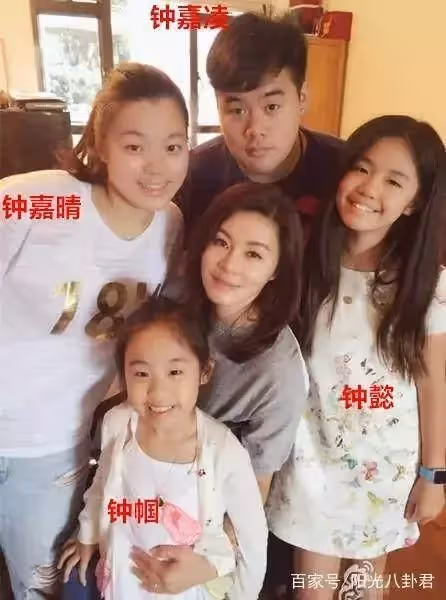 鍾鎮濤4個兒女曝光，前妻生的兩個顏值差別大，兒子比68歲爸還老～
