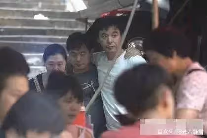 鍾鎮濤4個兒女曝光，前妻生的兩個顏值差別大，兒子比68歲爸還老～