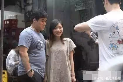 鍾鎮濤4個兒女曝光，前妻生的兩個顏值差別大，兒子比68歲爸還老～