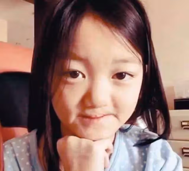 李嫣近照曝光,大方露臉不再故意遮擋嘴唇,王菲李亞鵬多年沒白費
