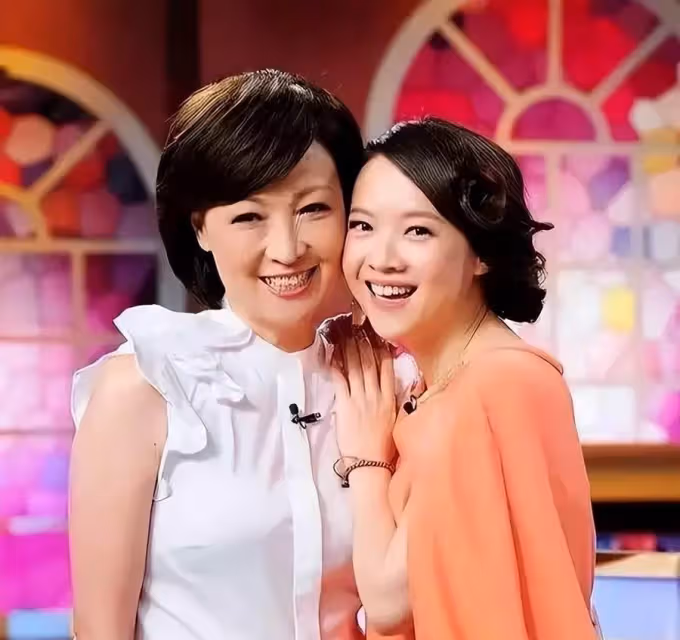 渾身酸痛到直不起身!曾寶儀媽媽確診,因害怕導致失眠「發燒到39度」,曝恐慌癥發作曾三度患疾:堅強的女人好美