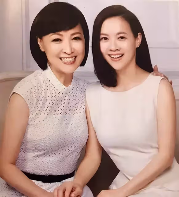 渾身酸痛到直不起身!曾寶儀媽媽確診,因害怕導致失眠「發燒到39度」,曝恐慌癥發作曾三度患疾:堅強的女人好美