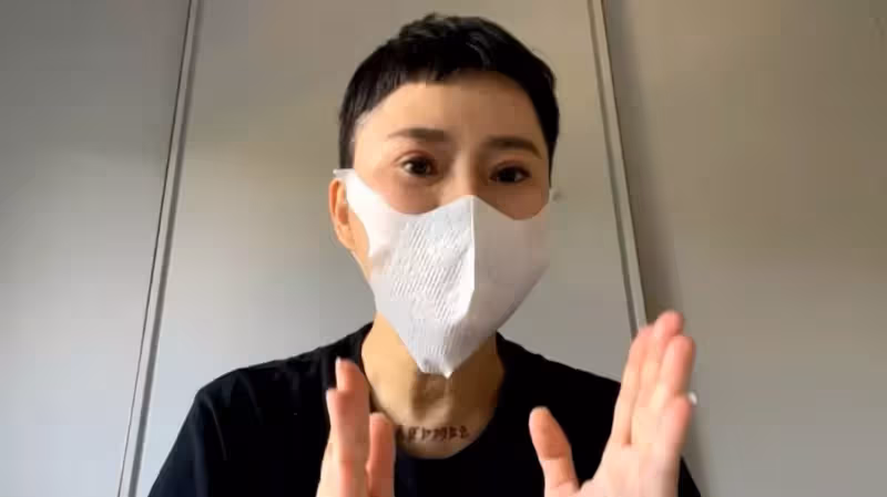 55歲詹雅雯術後「戴假髮」首露面，曾因無藥可醫崩潰大喊「對不起」，清唱成名曲對話粉絲：樂觀就對了