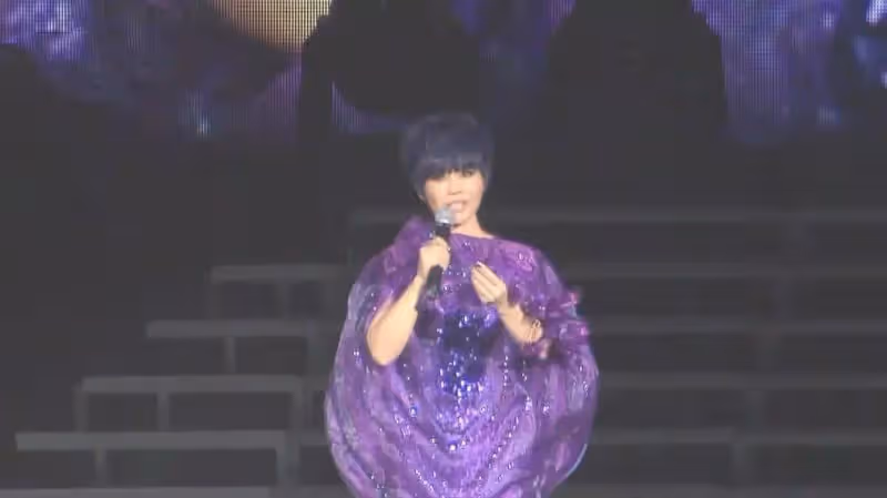 55歲詹雅雯術後「戴假髮」首露面，曾因無藥可醫崩潰大喊「對不起」，清唱成名曲對話粉絲：樂觀就對了