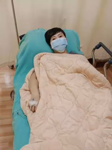 55歲詹雅雯術後「戴假髮」首露面，曾因無藥可醫崩潰大喊「對不起」，清唱成名曲對話粉絲：樂觀就對了