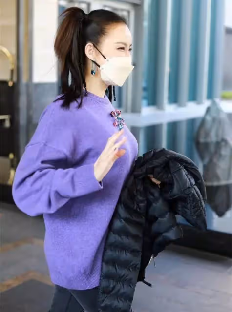人靠衣裝!47歲「李玟」大變樣,穿緊身褲還配雙馬尾辮,47歲嫩成17歲,網友:差點認不出來