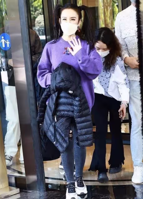 人靠衣裝!47歲「李玟」大變樣,穿緊身褲還配雙馬尾辮,47歲嫩成17歲,網友:差點認不出來