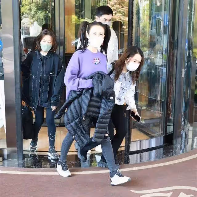 人靠衣裝!47歲「李玟」大變樣,穿緊身褲還配雙馬尾辮,47歲嫩成17歲,網友:差點認不出來
