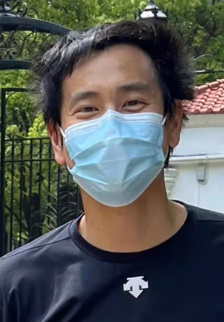 變油膩阿貝?彭于晏完全不顧及形象了,髮型邋遢像幾天沒洗,健壯身材也是白搭