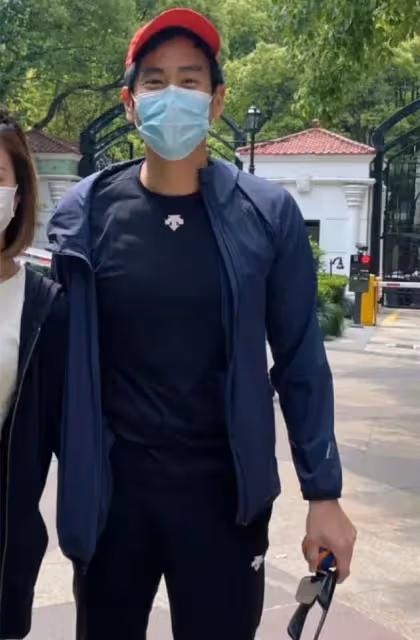 變油膩阿貝?彭于晏完全不顧及形象了,髮型邋遢像幾天沒洗,健壯身材也是白搭