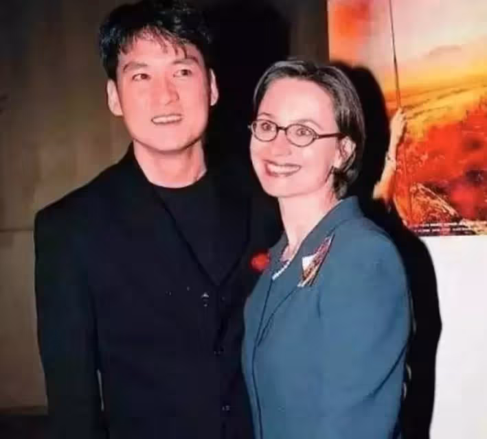 周華健的白人妻子:36年前和他裸婚,22年前為他抑鬱,現身被嘲「像母子」後來怎樣了
