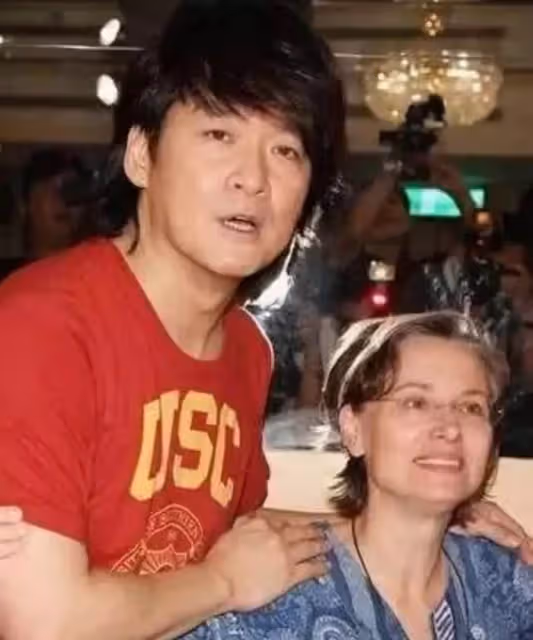 周華健的白人妻子:36年前和他裸婚,22年前為他抑鬱,現身被嘲「像母子」後來怎樣了