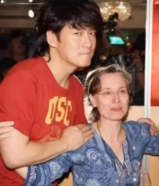 周華健的白人妻子:36年前和他裸婚,22年前為他抑鬱,現身被嘲「像母子」後來怎樣了