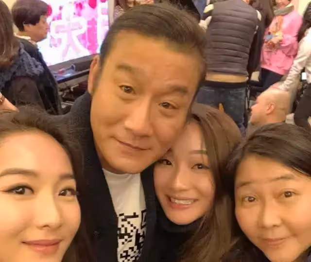 「63歲梁家輝」攜家人出門遊玩,和老婆貼臉合影,結婚30年恩愛如初,2個女婿相伴左右,一家6口太幸福
