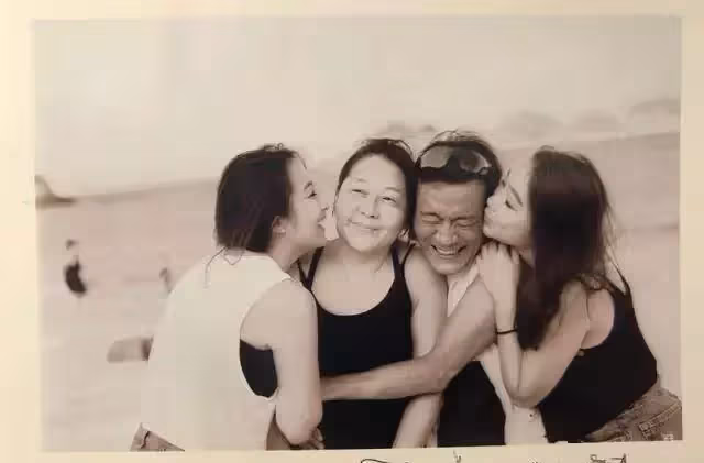 「63歲梁家輝」攜家人出門遊玩,和老婆貼臉合影,結婚30年恩愛如初,2個女婿相伴左右,一家6口太幸福