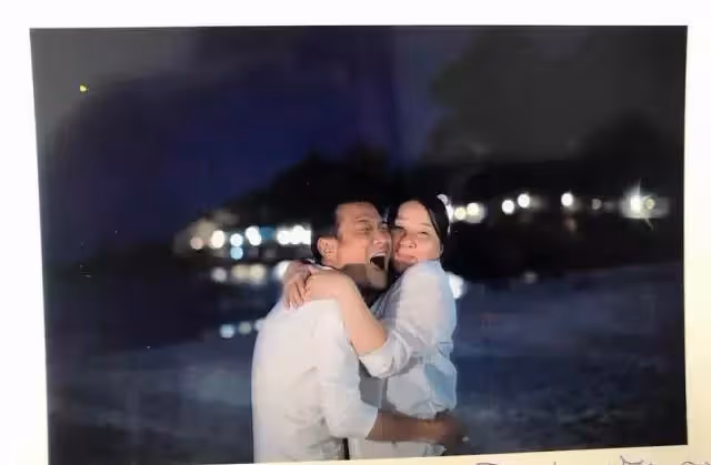 「63歲梁家輝」攜家人出門遊玩,和老婆貼臉合影,結婚30年恩愛如初,2個女婿相伴左右,一家6口太幸福