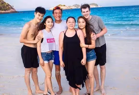 「63歲梁家輝」攜家人出門遊玩,和老婆貼臉合影,結婚30年恩愛如初,2個女婿相伴左右,一家6口太幸福