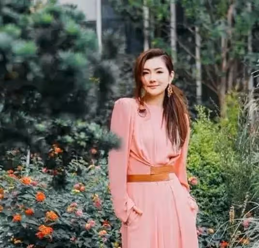 40歲任家萱罕見露面,「傷疤明顯」濃妝蓋不住,挺過傷痛重拾生活,網友:她太可惜了!