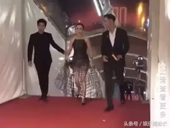 劉嘉玲意外踩到裙子,看阮經天是怎麼做的!劉嘉玲穿鏤空裙走紅毯,網友:沒第二個人敢穿
