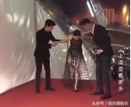 劉嘉玲意外踩到裙子,看阮經天是怎麼做的!劉嘉玲穿鏤空裙走紅毯,網友:沒第二個人敢穿
