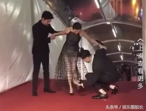 劉嘉玲意外踩到裙子,看阮經天是怎麼做的!劉嘉玲穿鏤空裙走紅毯,網友:沒第二個人敢穿