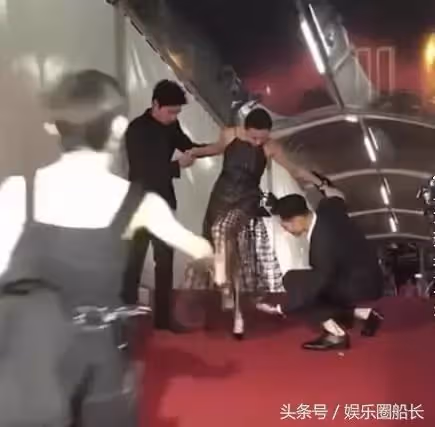 劉嘉玲意外踩到裙子,看阮經天是怎麼做的!劉嘉玲穿鏤空裙走紅毯,網友:沒第二個人敢穿