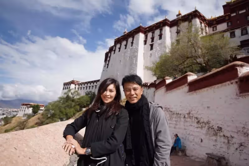 一見鍾情就是30年!54歲男星「談起愛妻仍臉紅」:她是無可取代的女人 「財政大權全歸她」要太太安心當少奶奶