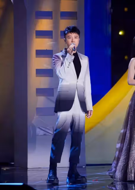 一見鍾情就是30年!54歲男星「談起愛妻仍臉紅」:她是無可取代的女人 「財政大權全歸她」要太太安心當少奶奶