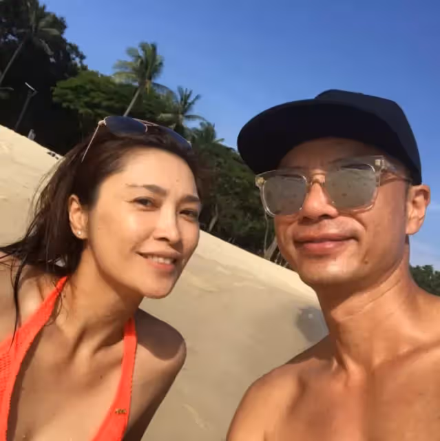 一見鍾情就是30年!54歲男星「談起愛妻仍臉紅」:她是無可取代的女人 「財政大權全歸她」要太太安心當少奶奶