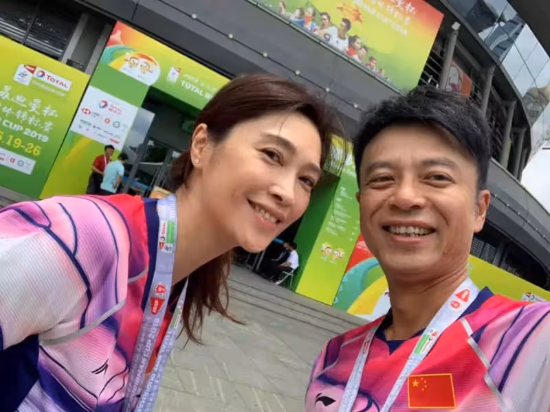 一見鍾情就是30年!54歲男星「談起愛妻仍臉紅」:她是無可取代的女人 「財政大權全歸她」要太太安心當少奶奶