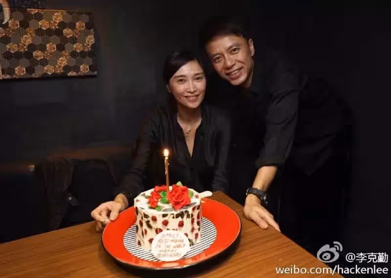 一見鍾情就是30年!54歲男星「談起愛妻仍臉紅」:她是無可取代的女人 「財政大權全歸她」要太太安心當少奶奶