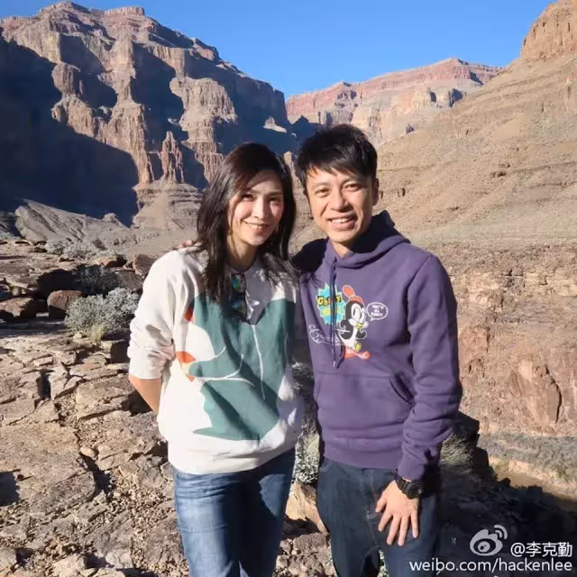 一見鍾情就是30年!54歲男星「談起愛妻仍臉紅」:她是無可取代的女人 「財政大權全歸她」要太太安心當少奶奶