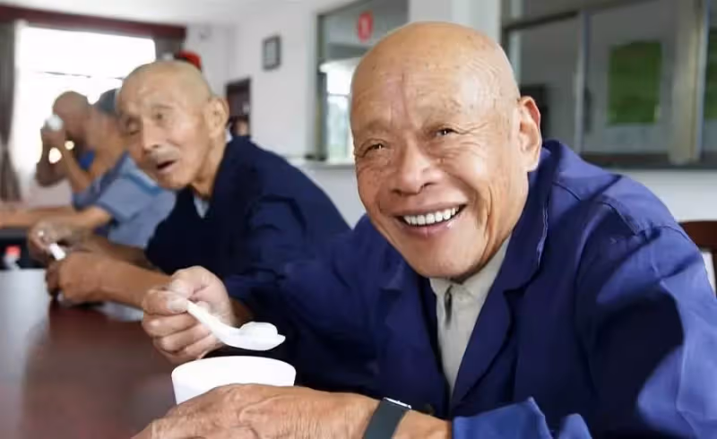 75歲老人自訴:請過保姆、去過安養中心後,才知道「晚年能依靠的」是什麼