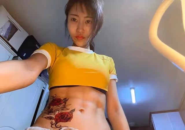 曾因長得丑被罵滾出娛樂圈,後來堅持健身,憑藉好身材征服網友