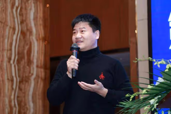 反詐老陳為不雅動作道歉，稱不該以女性特徵為笑點，評論區卻翻車