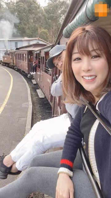前港姐曬照宣布再婚！曾遭富豪老公背叛，獨自養倆女兒創業當總裁