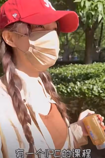 李小璐帶甜馨擺地攤賣貨,邊賣邊送生意火爆,晃來晃去無人認出
