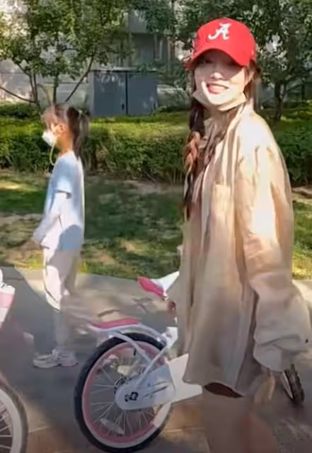 李小璐帶甜馨擺地攤賣貨,邊賣邊送生意火爆,晃來晃去無人認出