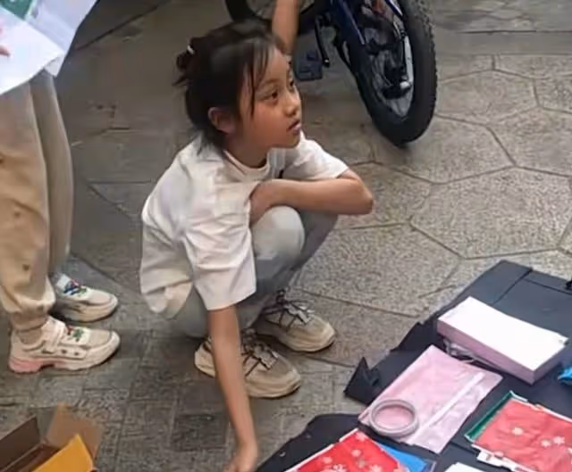 李小璐帶甜馨擺地攤賣貨,邊賣邊送生意火爆,晃來晃去無人認出