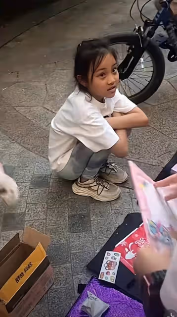 李小璐帶甜馨擺地攤賣貨,邊賣邊送生意火爆,晃來晃去無人認出