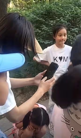 李小璐帶甜馨擺地攤賣貨,邊賣邊送生意火爆,晃來晃去無人認出