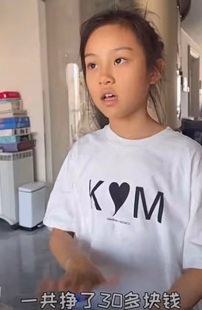 李小璐帶甜馨擺地攤賣貨,邊賣邊送生意火爆,晃來晃去無人認出