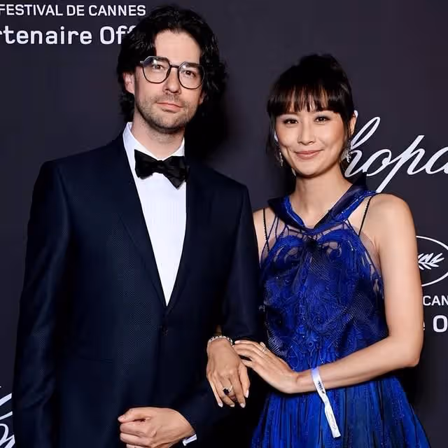 40歲陳法拉曬混血女兒，母女海邊度假超愜意，嫁法國老公婚後幸福