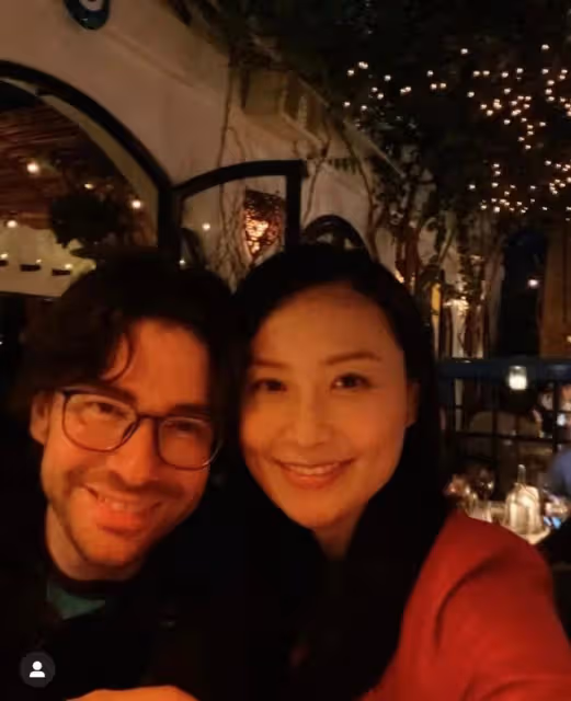 40歲陳法拉曬混血女兒,母女海邊度假超愜意,嫁法國老公婚後幸福