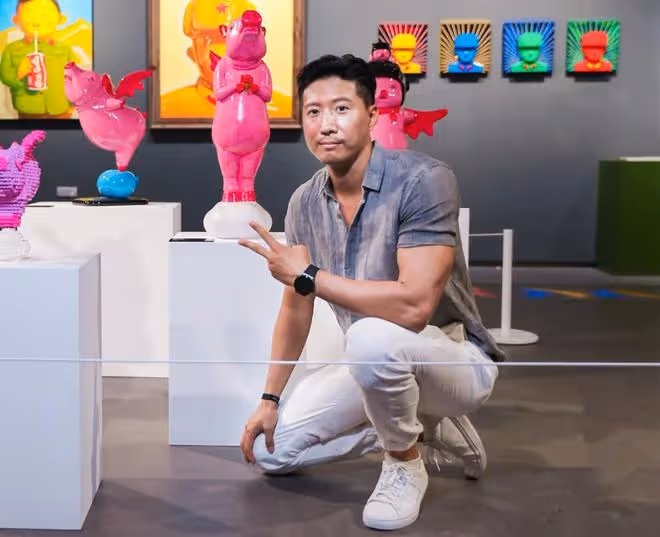 洪金寶小兒子罕露面帥氣十足,長居內地發展,與謀女郎相戀多年