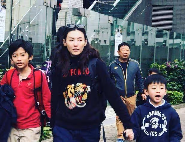 謝霆鋒偶遇張柏芝和兒子，兒子對他卻不理不睬，謝霆鋒太辛酸