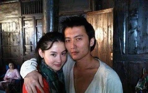 謝霆鋒與張柏芝地下戀情無意被曝光,惹王菲大怒,與謝霆鋒分手
