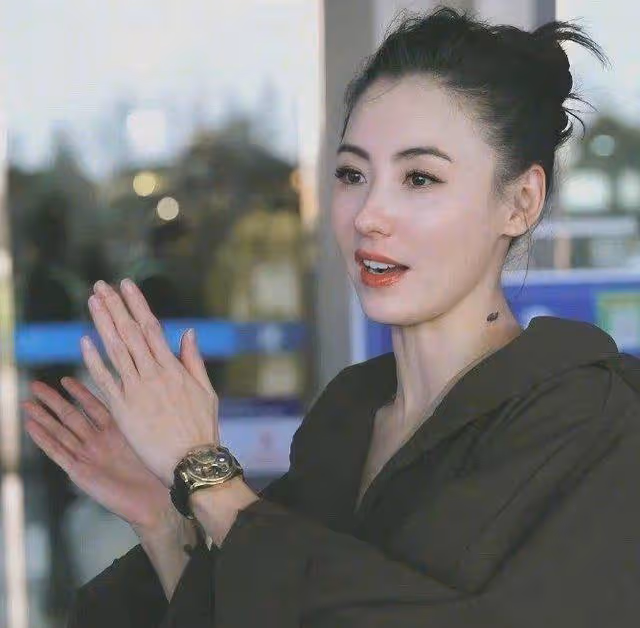 謝霆鋒與張柏芝地下戀情無意被曝光,惹王菲大怒,與謝霆鋒分手